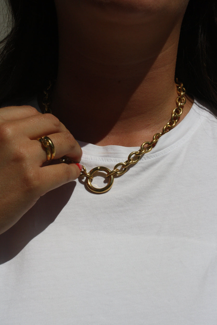Chaîne dorée à pendentif