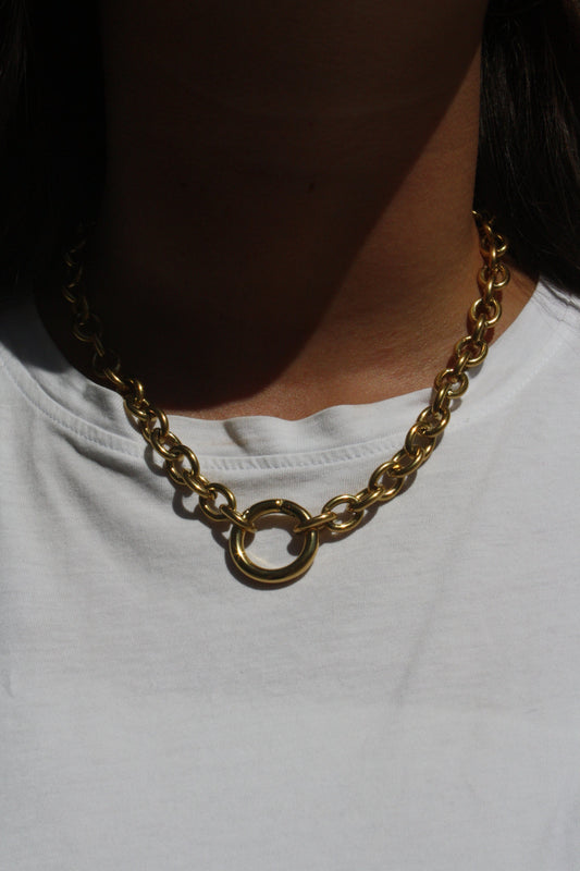 Chaîne dorée à pendentif